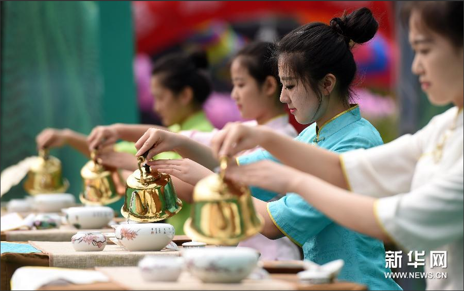 [新华网]北京八大处茶文化节开幕（图）