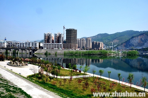 县城绿化：一河穿城画美景 两岸秀色入画来