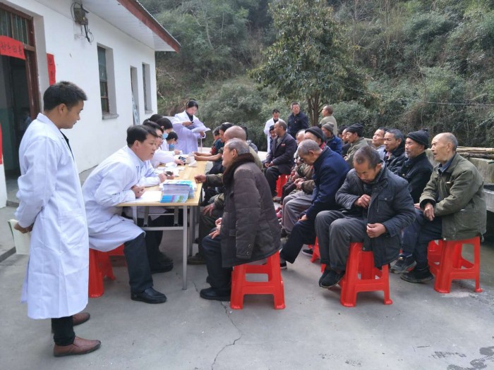 访民情问民需 圆留守老人就医梦  