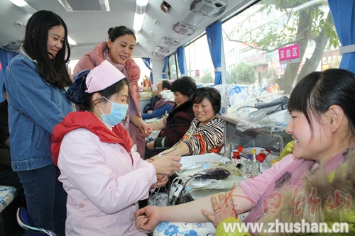 返乡农民工踊跃献血