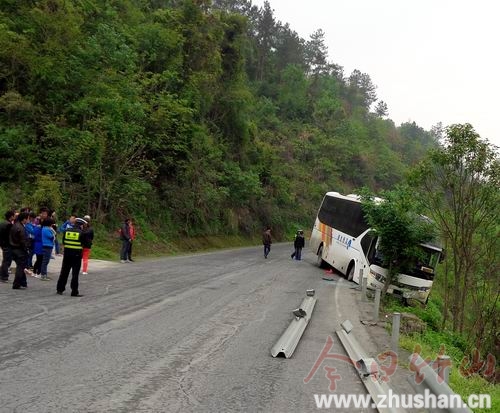大客车途经文峰失控半挂悬崖 19名乘客命悬一线