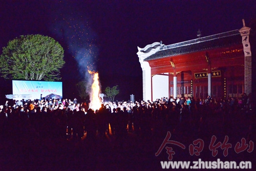 篝火辉映圣水湖