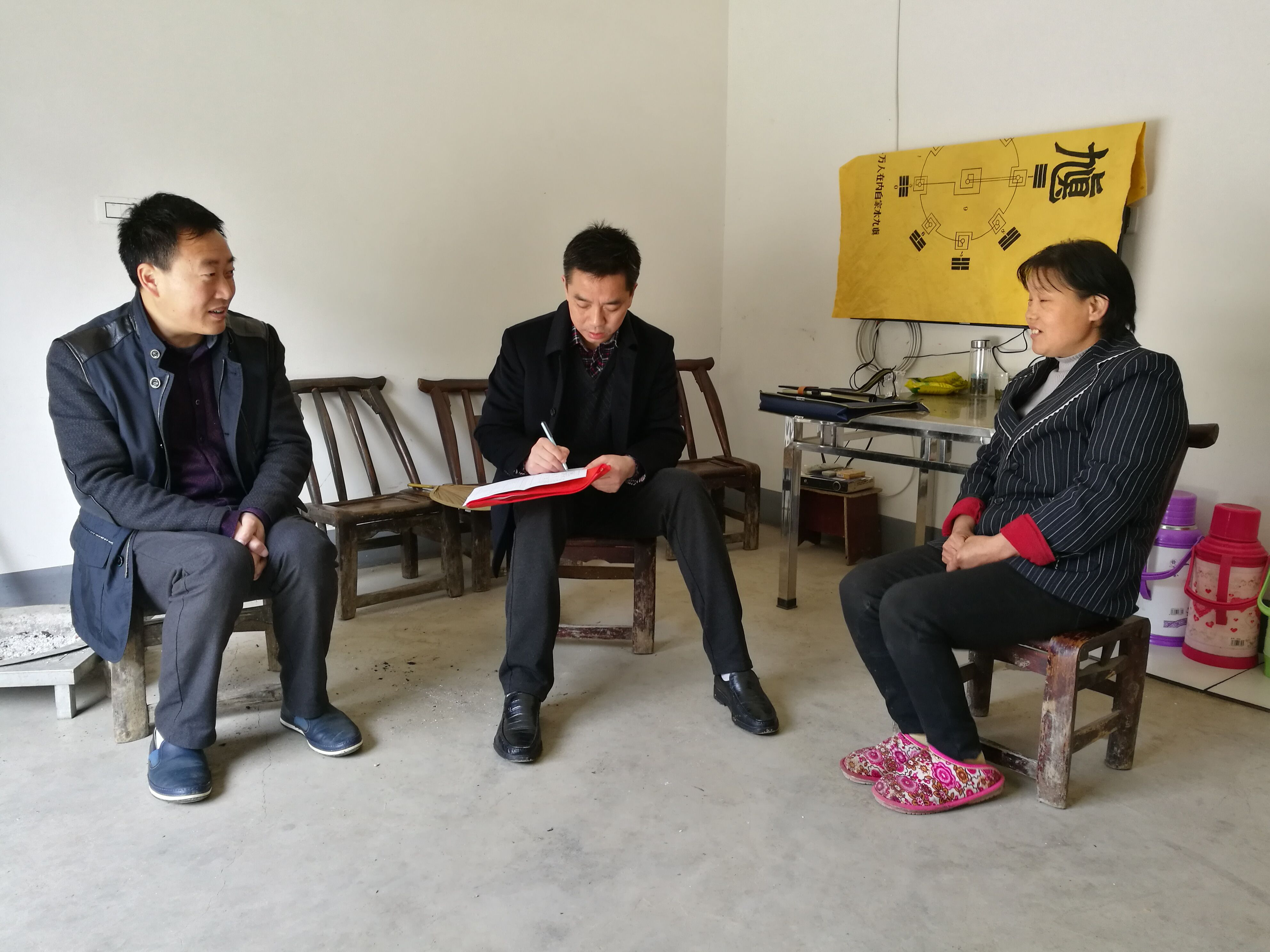 进村入户访民情，交心谈心谋发展