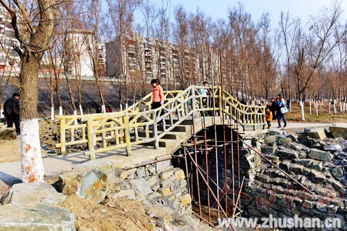 堵河青年林中段在建小桥 为堵河河畔再添一景