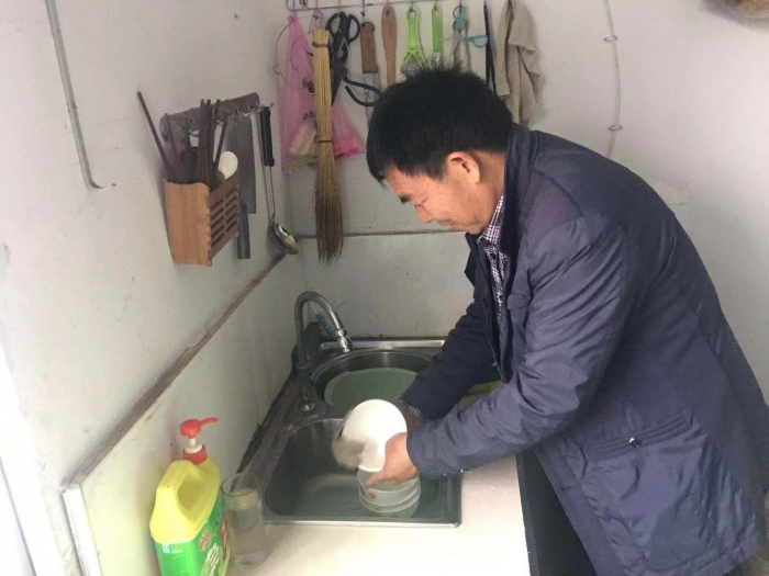 秦古镇:同吃同住同劳动 脱贫路上心连心