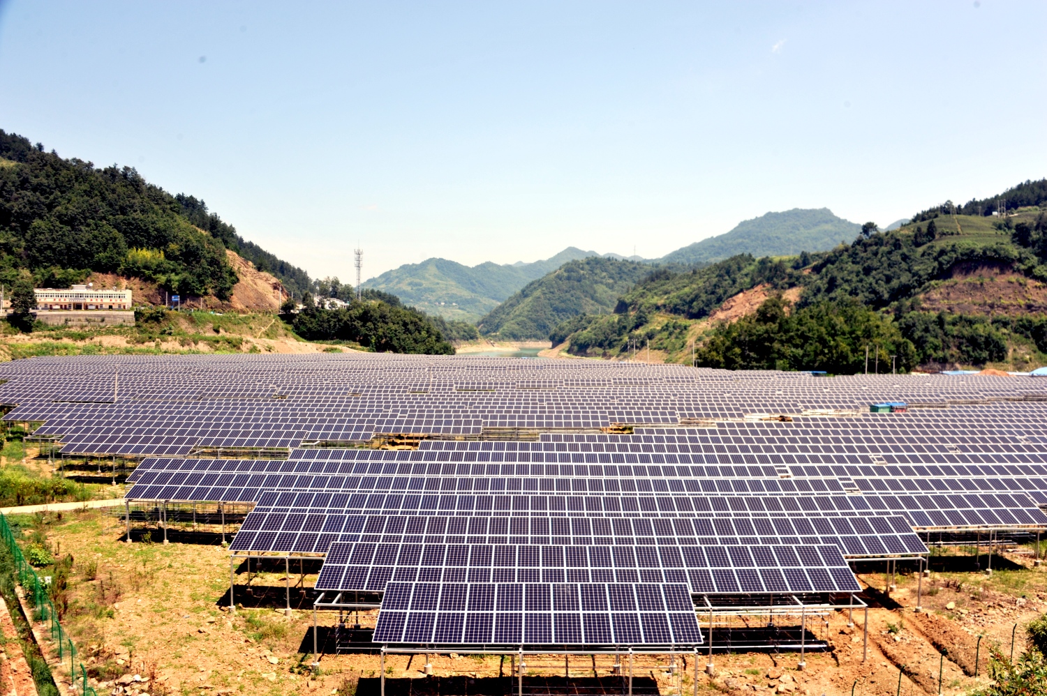 深河乡：“农光互补”光伏扶贫项目投产