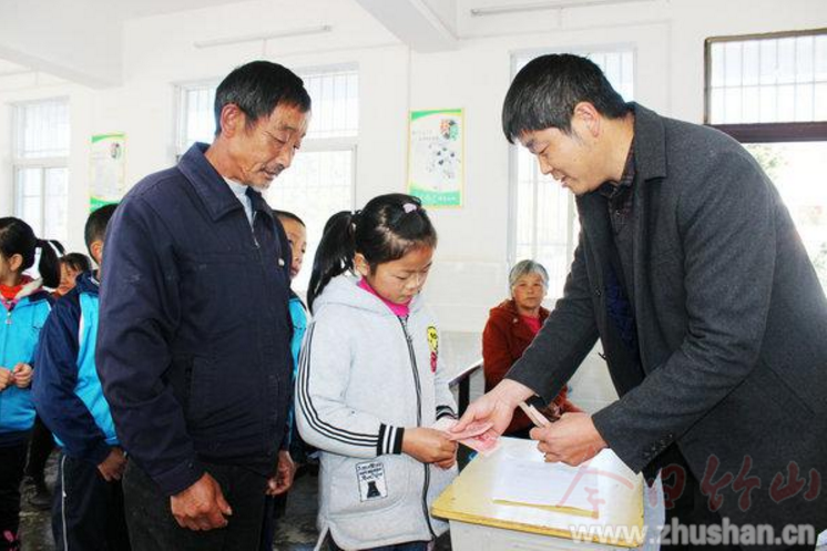 湖北省军区首长爱心接力助学深河贫困学子13载