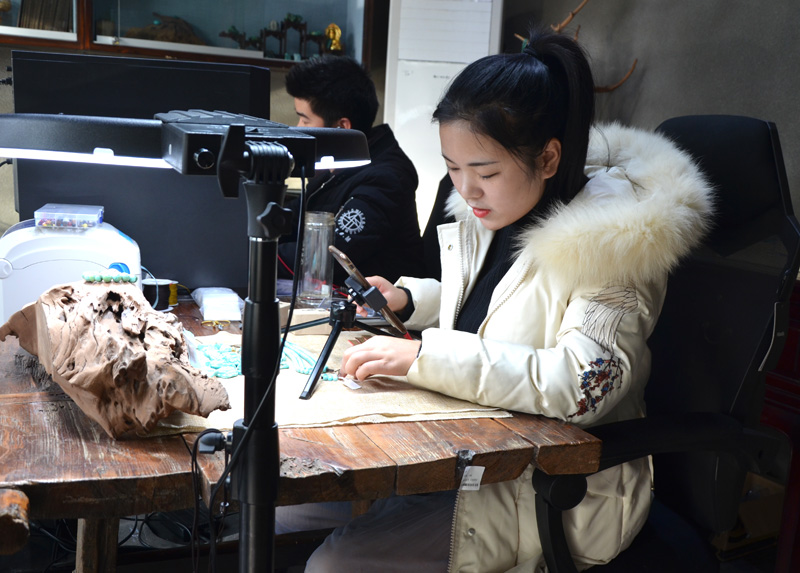 麻家渡：涌现百余绿松石网上直播“明星”