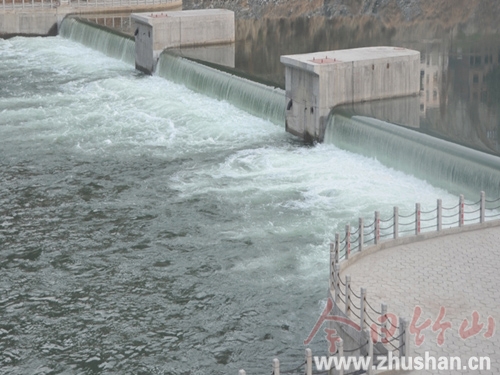 回望2013之3：堵河景观水系拦河钢坝人工瀑布 吸引市民驻足观赏