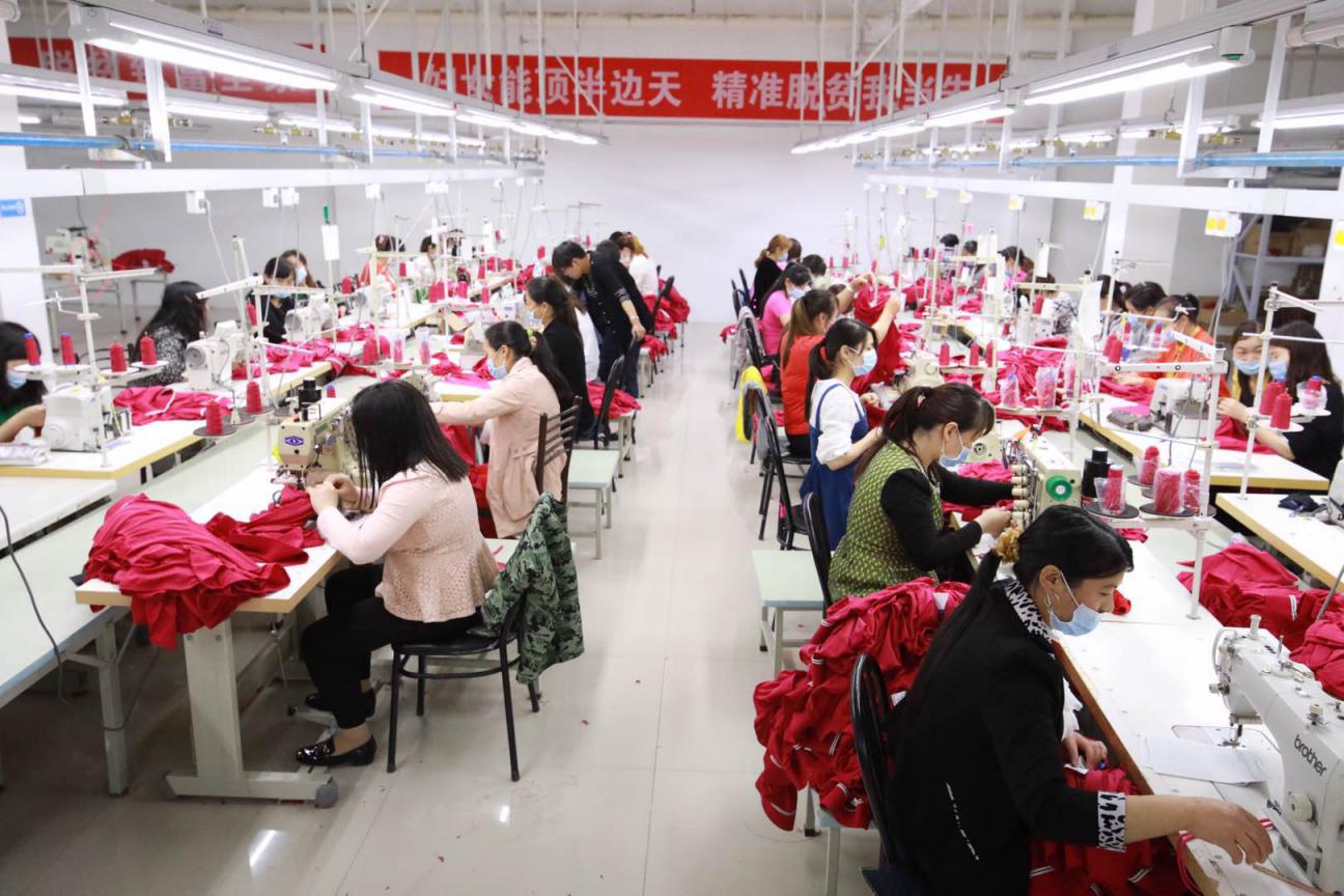 上庸镇：保姆式服务助推社区扶贫工厂发展