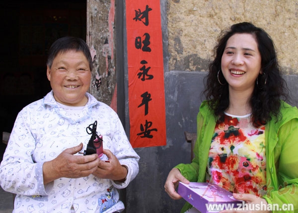 麻家渡太山庙80名留守老人有了亲情手机