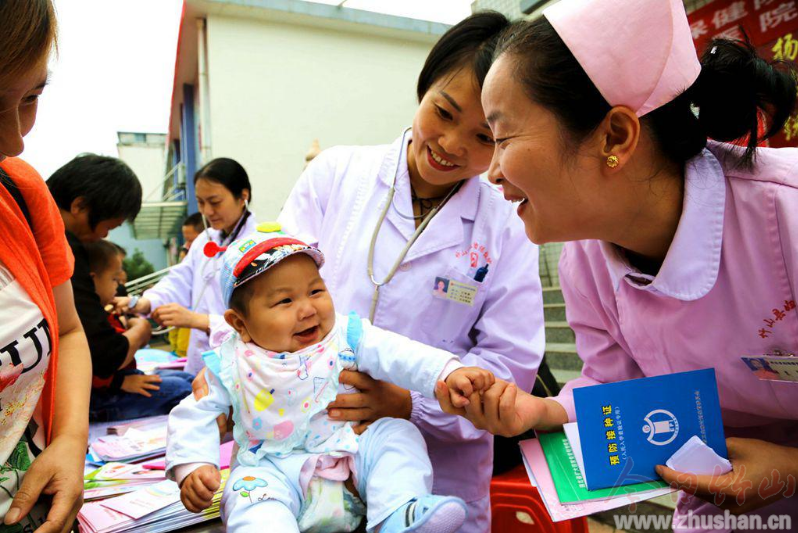 “庆六一”义诊进社区