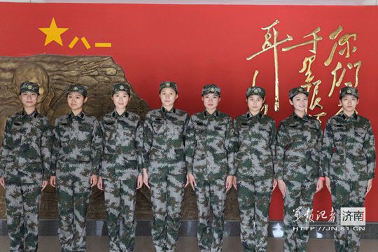 三軍儀仗隊(duì)首批女新兵亮相