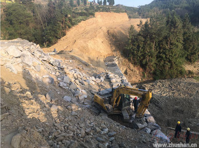 宝丰镇全速推进女娲山小康路建设