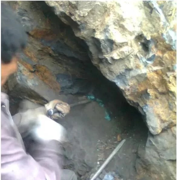 文峰乡成功捣毁绿松石盗采窝点