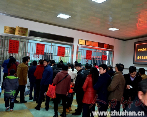 节后客运高峰提早到来 竹山加大运力积极应对