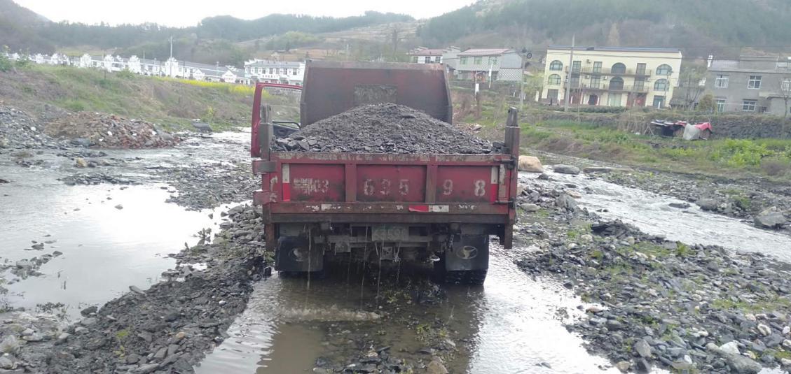 竹坪乡及时制止一起非法采砂行为