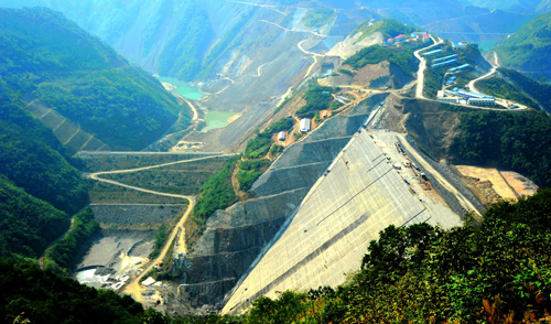 龙背湾水电站大坝已经填筑到495米高程