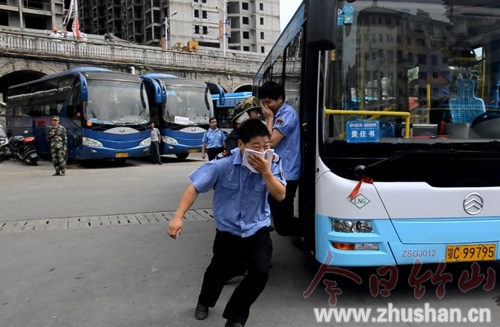 消防宣传进客运集团 百名员工体验灭火逃生