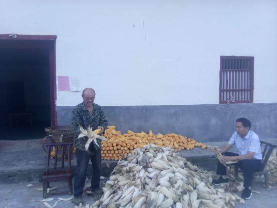 夜访农家“话脱贫”