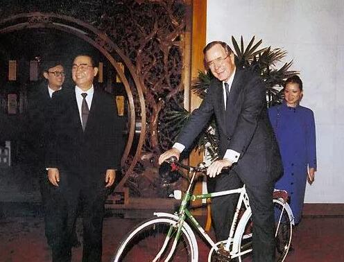 老布什逝世:曾畅游三峡,到过武汉,致函感谢一位湖北人