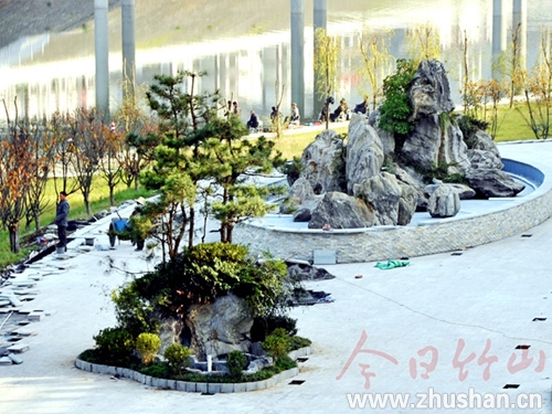 堵河二桥头游园假山喷泉　主体建设已经完工