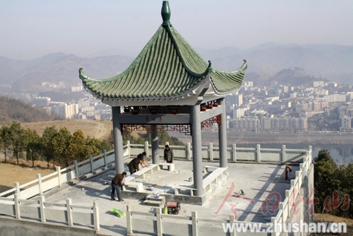 城关南门山顶上500方高位亭阁景观式水塔落成