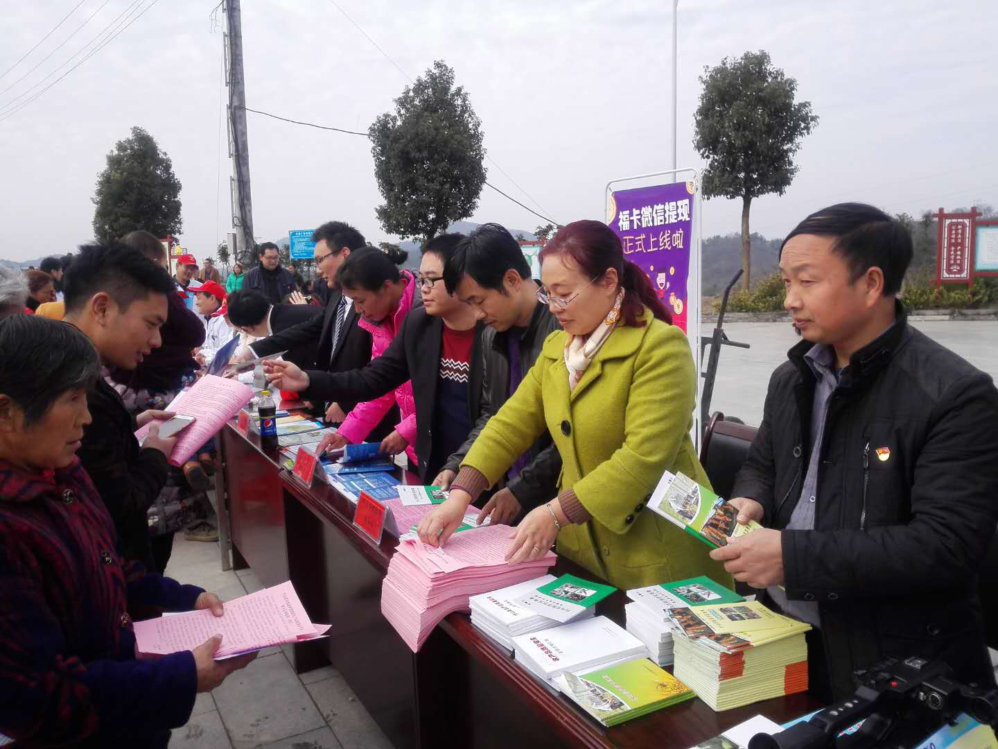 文峰乡防检站：为村民送养殖科技服务