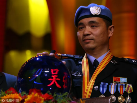 持枪劫匪看到中国国旗后，竟然鞠躬走了…