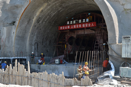 陳建平到十巫高速竹山段督辦工程進(jìn)度