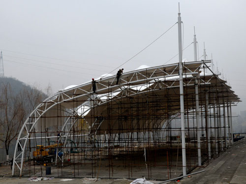 堵河广场“晴雨篮球场”初现雏形