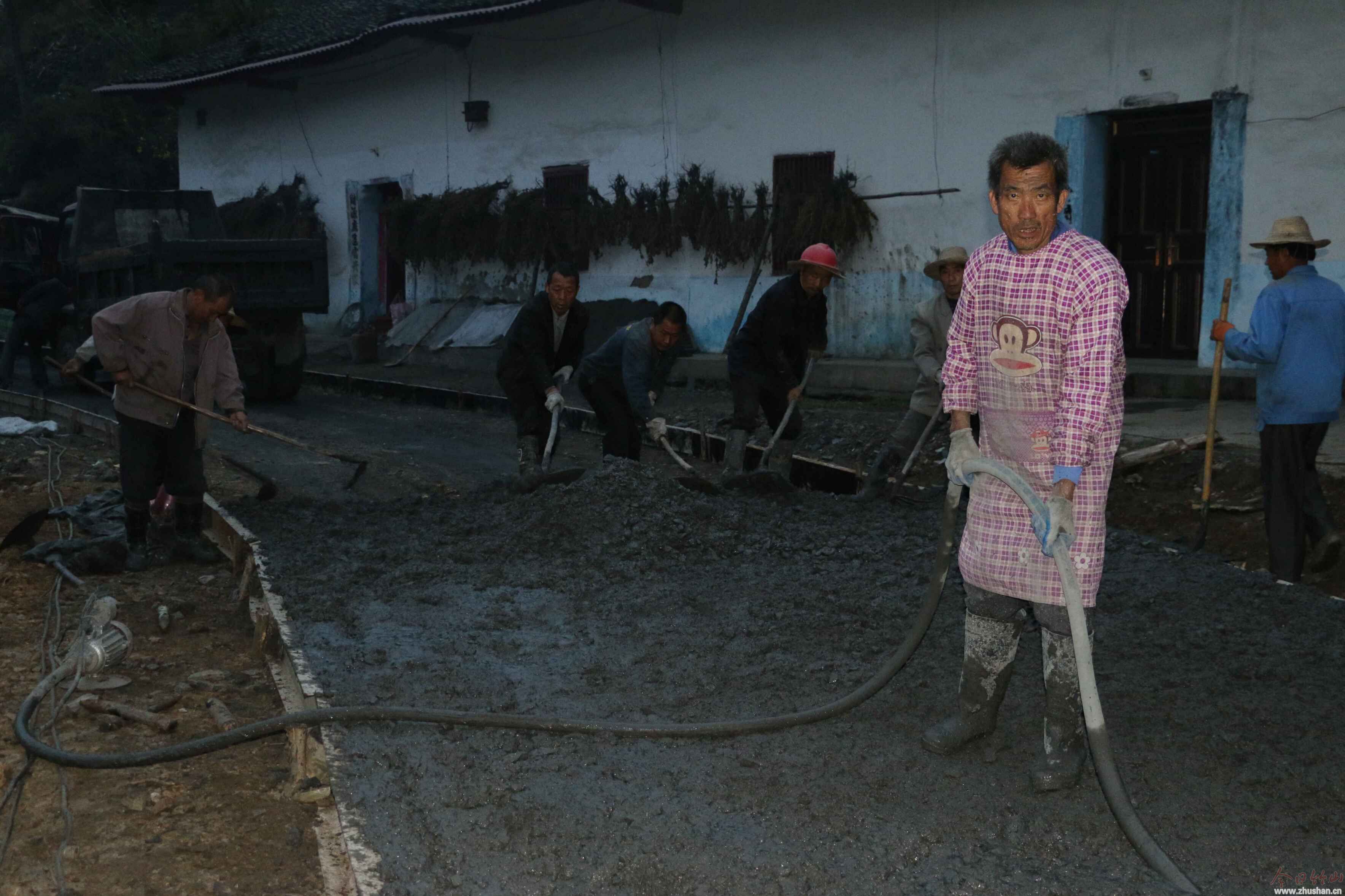 竹坪乡：致富道路施工忙