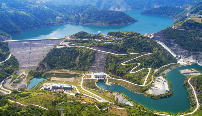 建成后的龙背湾水电站坝区龙背湾水电站于2009年12月28日开工,2015年7