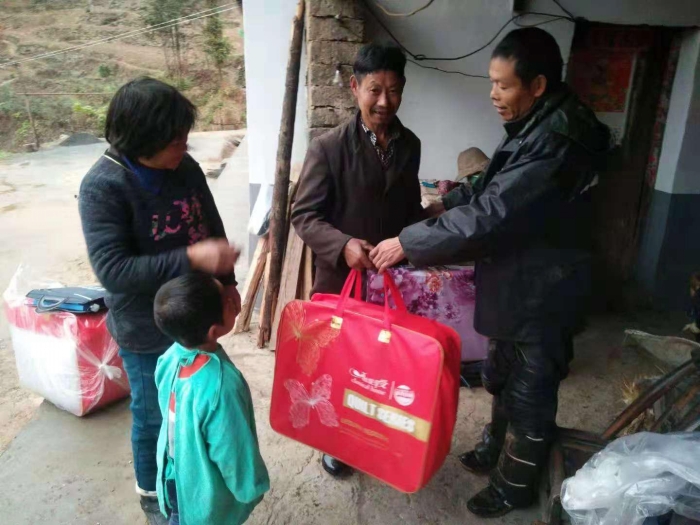 秦古镇：扶贫献爱心 温暖众乡邻