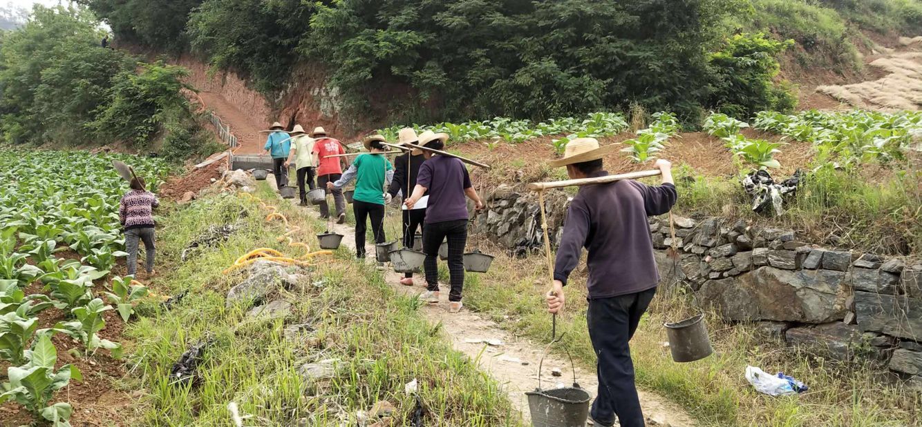 擂鼓镇西河村农民自发捐款修公路