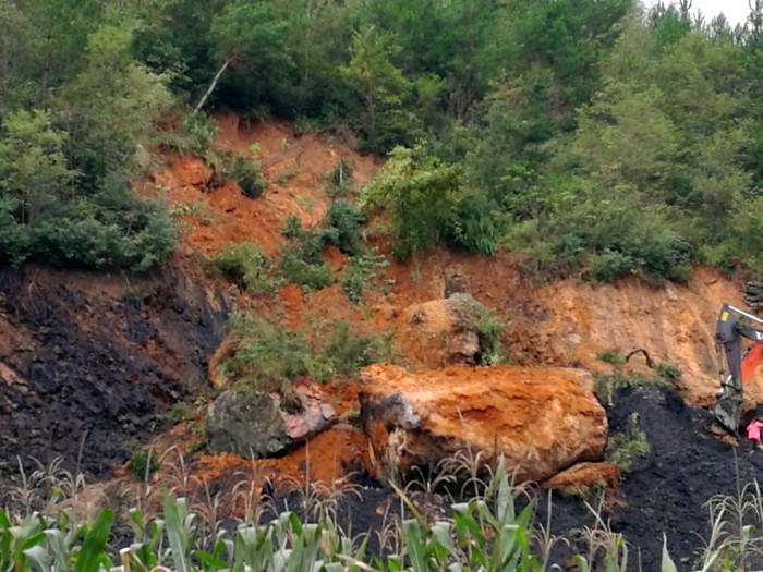 近700吨巨石卡路 交通局部门8小时抢通