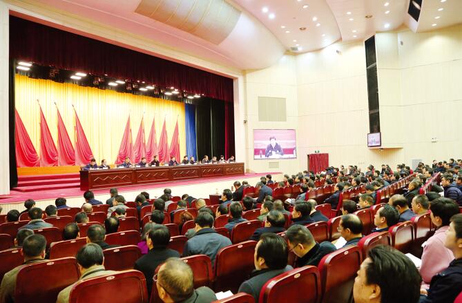 全市经济工作暨农村工作会议强调：让成绩说话让群众满意