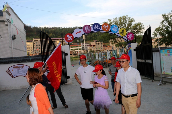 竹坪乡47名留守儿童与志愿者一起提前欢乐过端午
