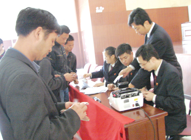 竹山法院为46人集中分配执行款