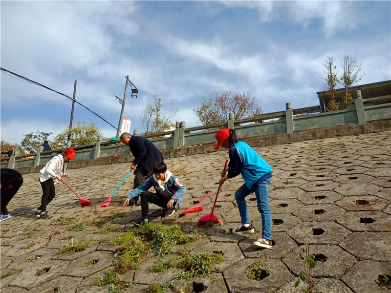 深河乡：师生齐动手 扮靓美丽乡村