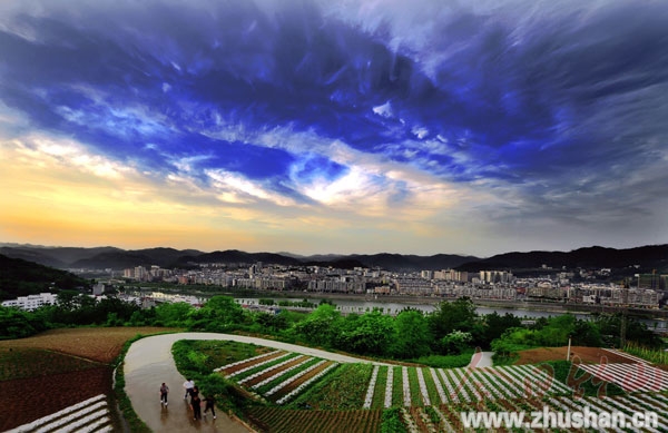 祥云飘过竹山县城(图文)