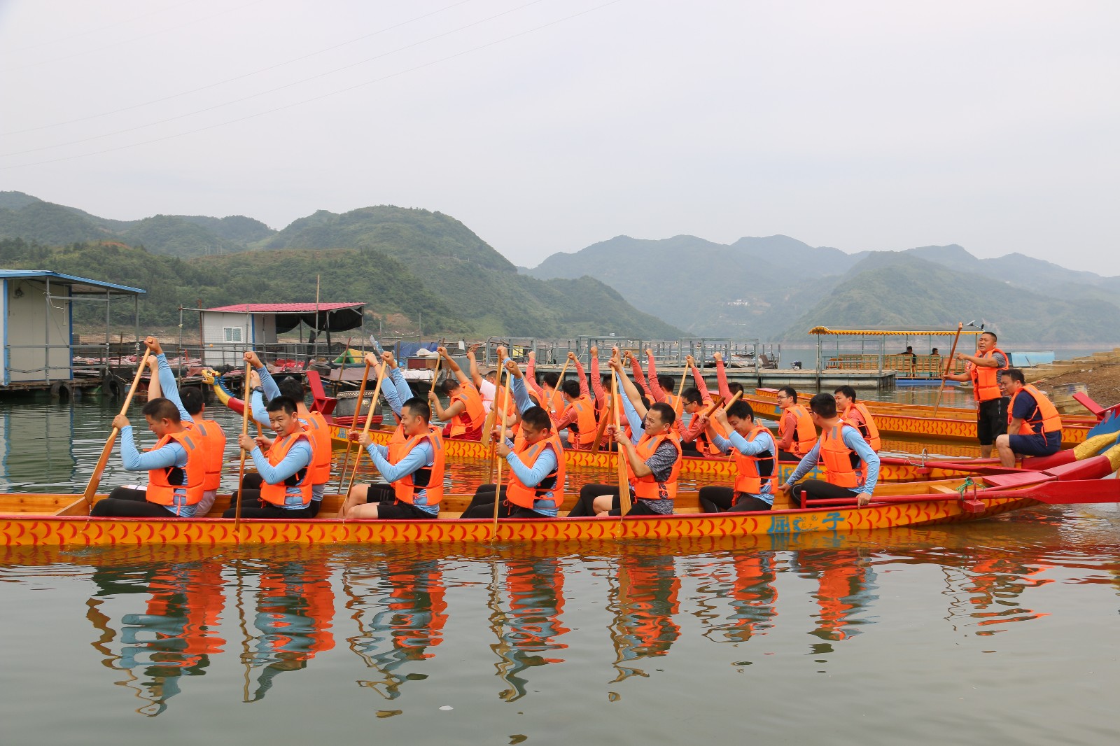 圣水湖上龙舟蓄势待发