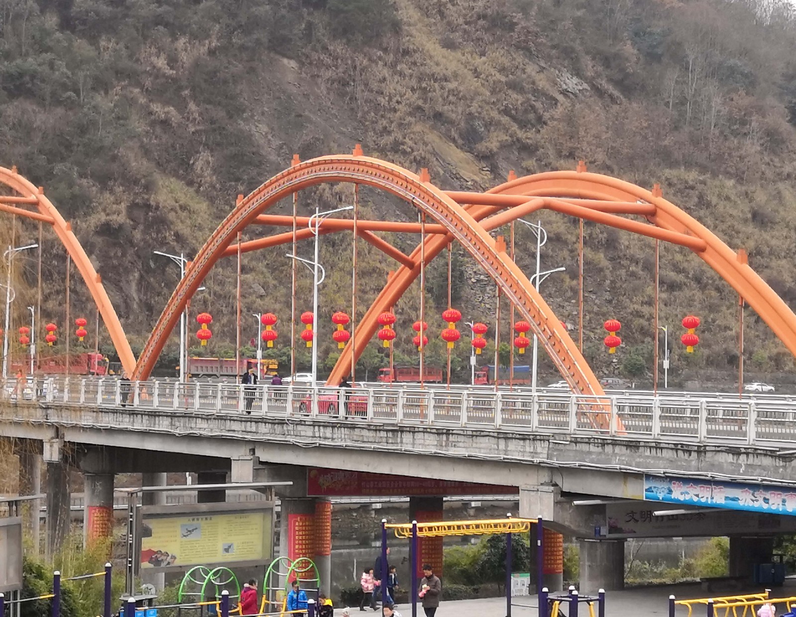 竹山城大街小巷灯笼高挂年味浓