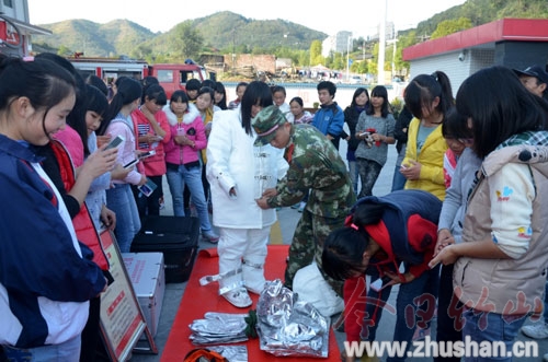 竹山百名公众走进“红门” 参观体验消防生活