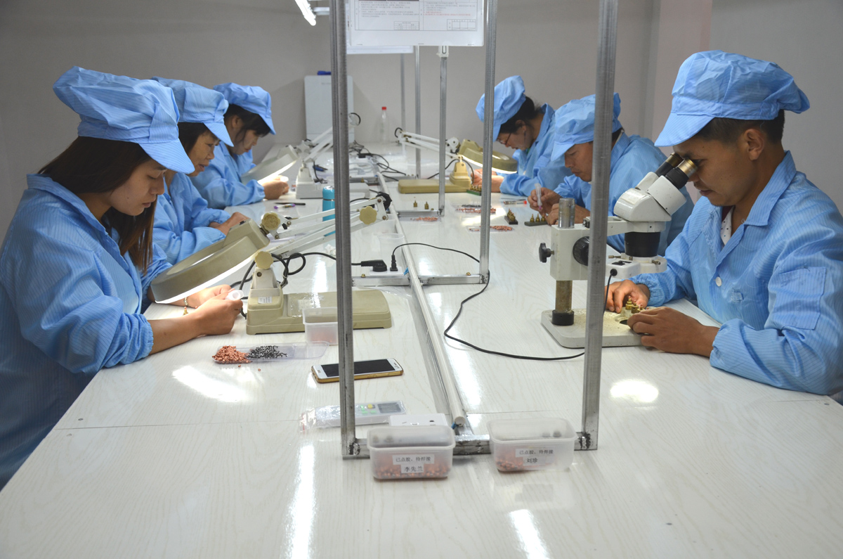 扶贫车间进家门   就业务工不出村