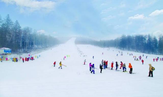 十堰首家滑雪场本月下旬开业 