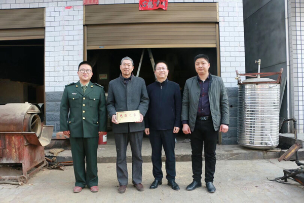 麻家渡镇:敲锣打鼓送牌匾 "光荣之家"更光荣_云上竹山