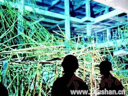 襄阳一在建工地脚手架昨晚坍塌  约10人被困