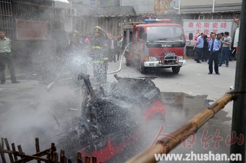 焚烧杂物引燃麻木车 消防紧急救援