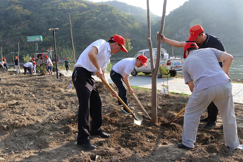 县住建局局长伍盛国说,种下一颗小树,播种一份希望,我们要积极探索
